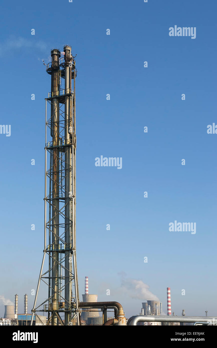 Torre di evacuazione dei gas combusti da un olio e raffineria di gas Foto Stock