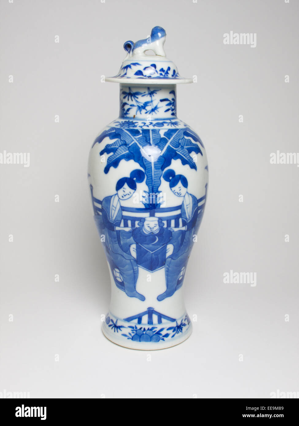 Cinese di antiquariato del XIX secolo blu e bianco vaso di porcellana e coperchio verniciato con figure all'interno di un giardino, 27cm alto Foto Stock