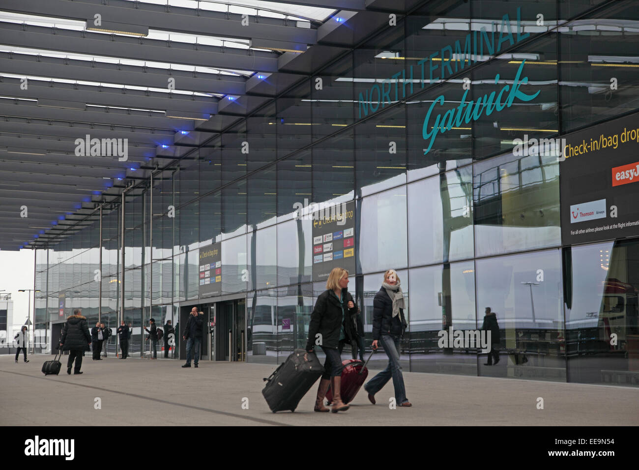 Approccio ai passeggeri l'ingresso pubblico per l'aeroporto di Gatwick North Terminal Foto Stock