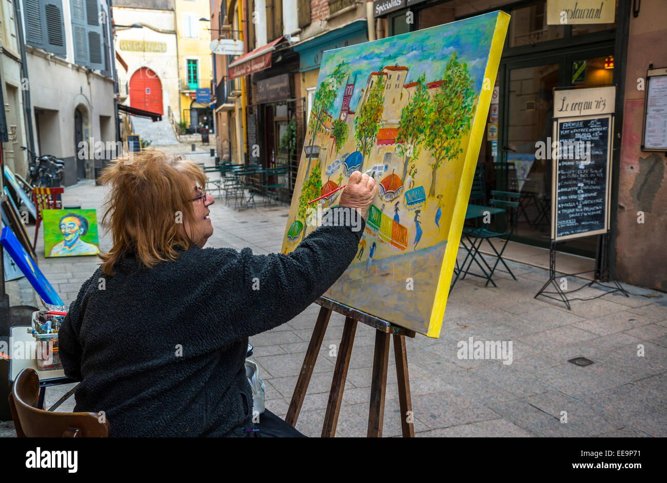 Donna pittura in strada, Perpignan, Pyrenees-Orientales, Francia Foto Stock