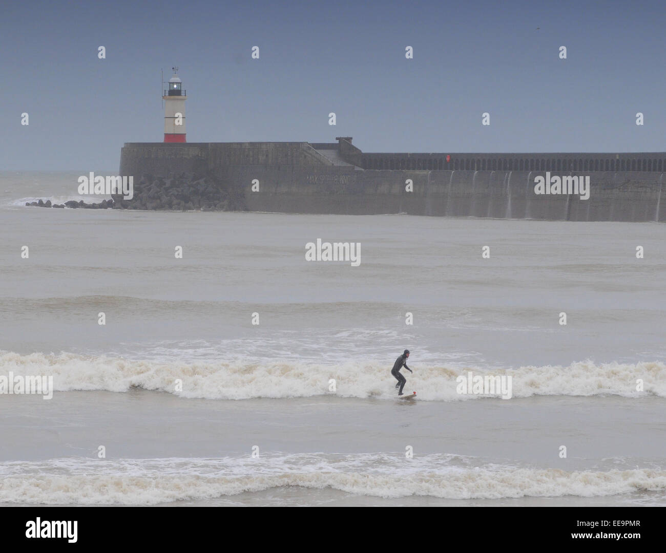 Newhaven, East Sussex, Regno Unito..15 Gennaio 2015..Surfer A West Bay. Foto Stock