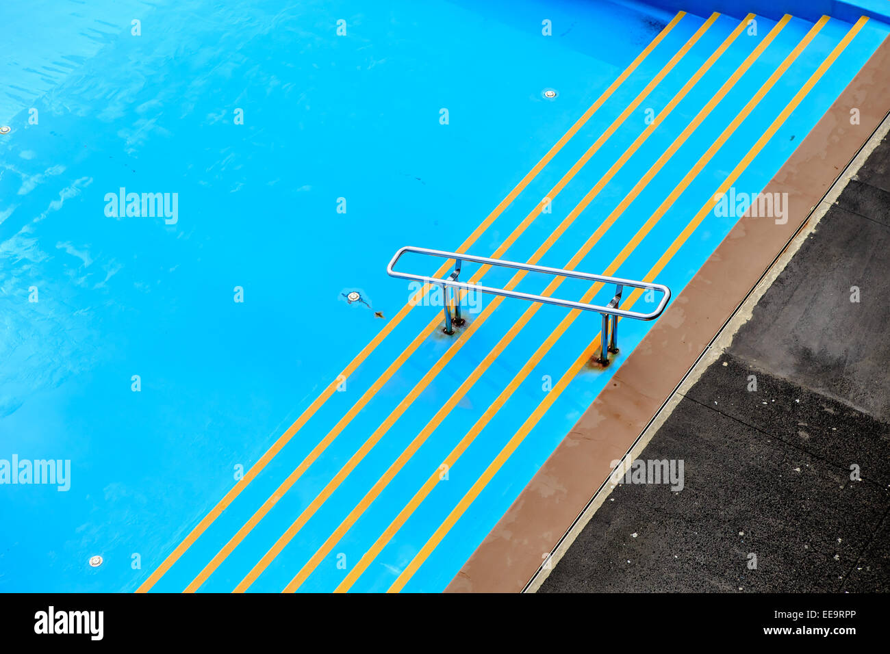 Piscina vuota in Camara de Lobos sull' isola di Madeira, Portogallo. Foto Stock
