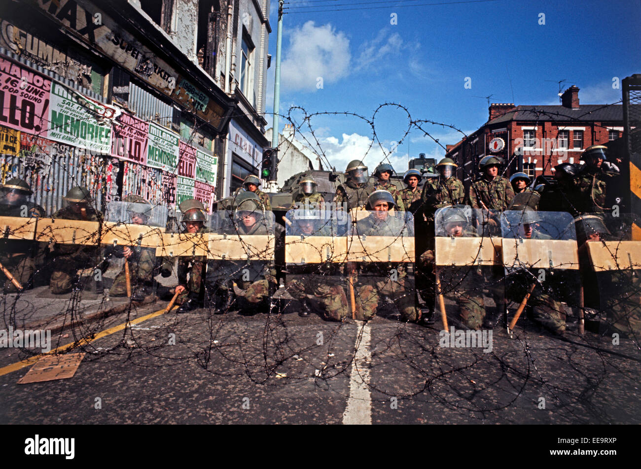 BELFAST, IRLANDA DEL NORD - marzo 1972, British esercito truppe manning barricate durante i guai, Foto Stock