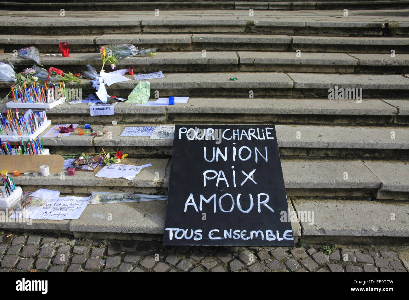 La città di Voiron vicino a Grenoble rende omaggio agli attentati terroristici perpetrati da Daesh Foto Stock