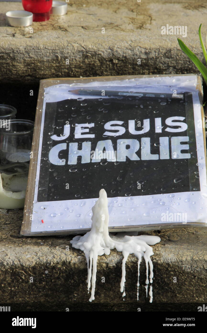 La città di Voiron vicino a Grenoble rende omaggio agli attentati terroristici perpetrati da Daesh Foto Stock