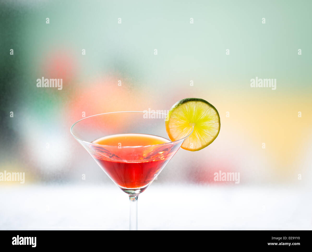 Miscela di bevande limone rosso verde giallo sfumato sullo sfondo bar cucina Alimento bevanda alcolica bevanda mista simbolo luogo simbolico per t Foto Stock