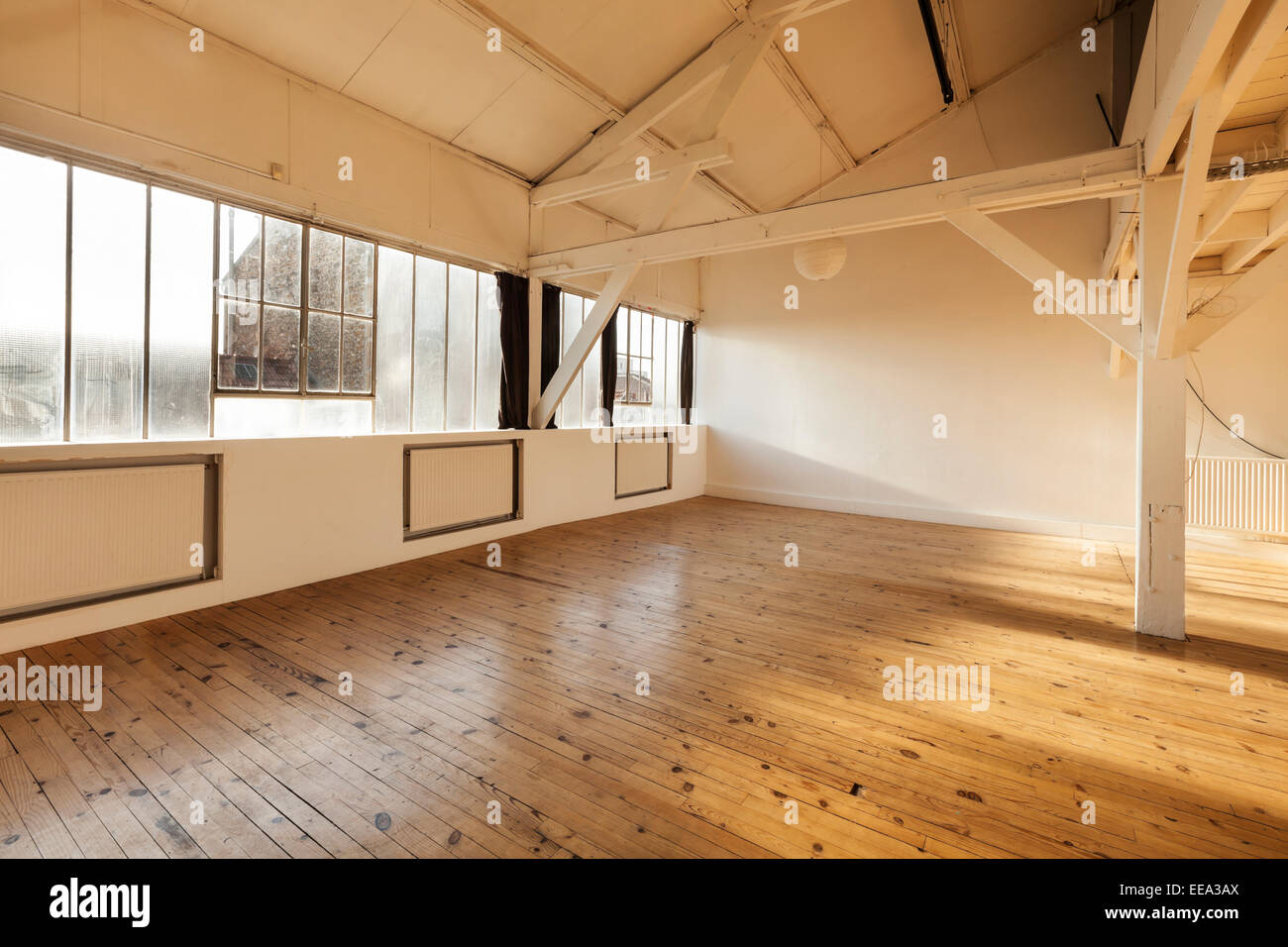 Interior loft, travi e pavimenti in legno Foto Stock