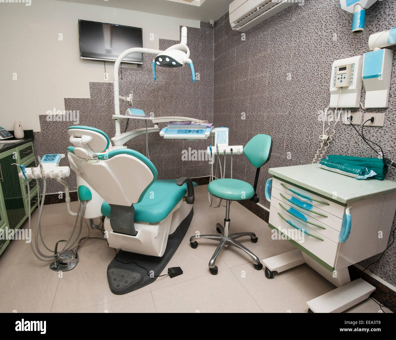 Il design degli interni con le apparecchiature in un dentista clinica di chirurgia Foto Stock