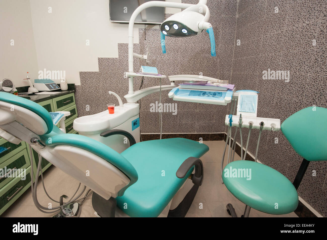 Il design degli interni con le apparecchiature in un dentista clinica di chirurgia Foto Stock