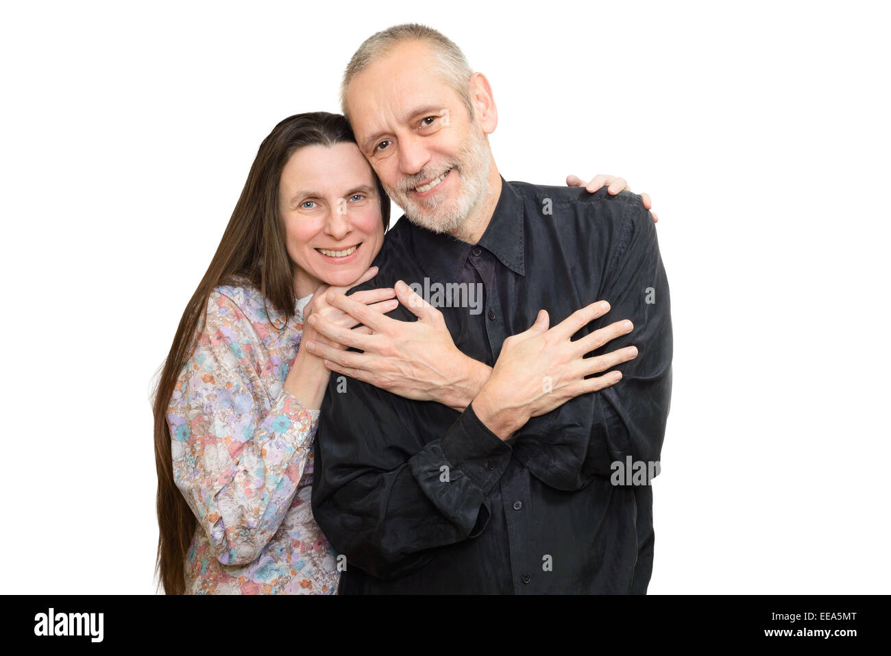 Felice coppia uomo e donna con capelli lunghi sorridere per S. Valentino o anniversario e abbracciare ogni altro. Isolato su wh Foto Stock