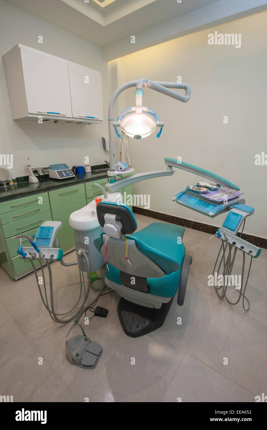 Il design degli interni con le apparecchiature in un dentista clinica di chirurgia Foto Stock