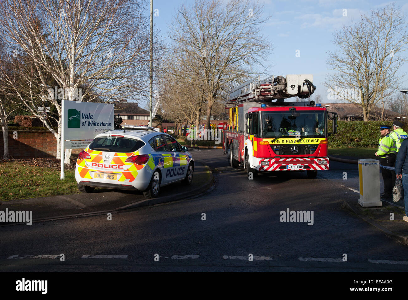 Crowmarsh Gifford, Oxfordshire, Regno Unito. Il 15 gennaio, 2015. Conseguenze degli incendi presso gli uffici del Consiglio e nelle vicinanze di pompe funebri, Crowmarsh Gifford, Oxfordshire, Regno Unito. Credito: Chris Canon/Alamy Live News Foto Stock