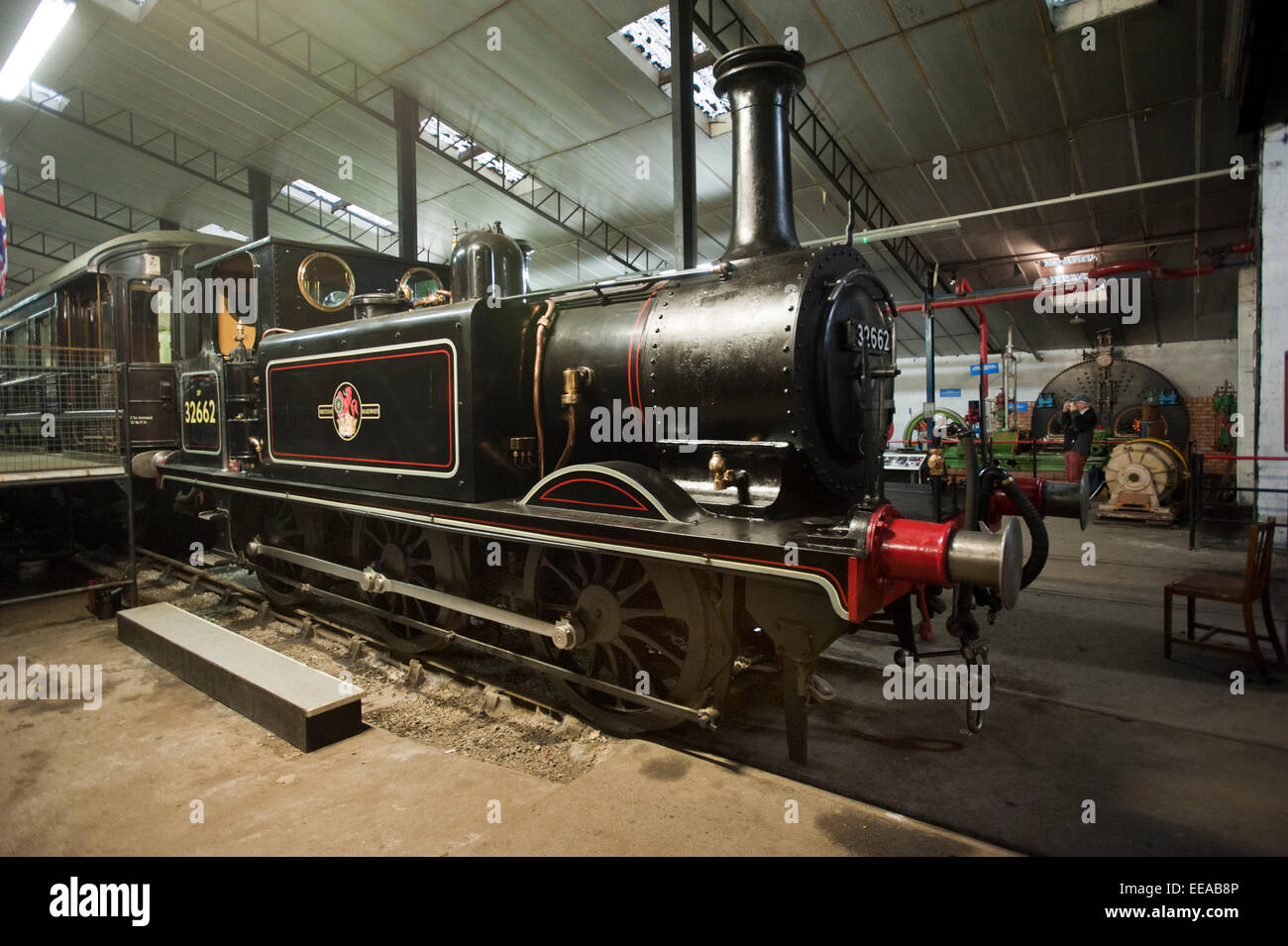 All'interno di Bressingham Steam Museum Exhibition Hall a Brighton Terrier A1X 0-6-0 locomotiva a vapore n. 662 risalente al 1875, originariamente denominato 'martello' ma denamed e rinumerato 32662 dalle ferrovie britanniche nel 1948. Una volta apparteneva al butlins holiday camp di Ayr, Scozia. Foto Stock