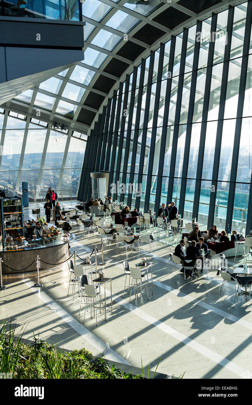 Sky Garden è un giardino pubblico e piattaforma di visualizzazione nella parte superiore del 20 Fenchurch Street, conosciuta anche come la di Walkie-Talkie Foto Stock