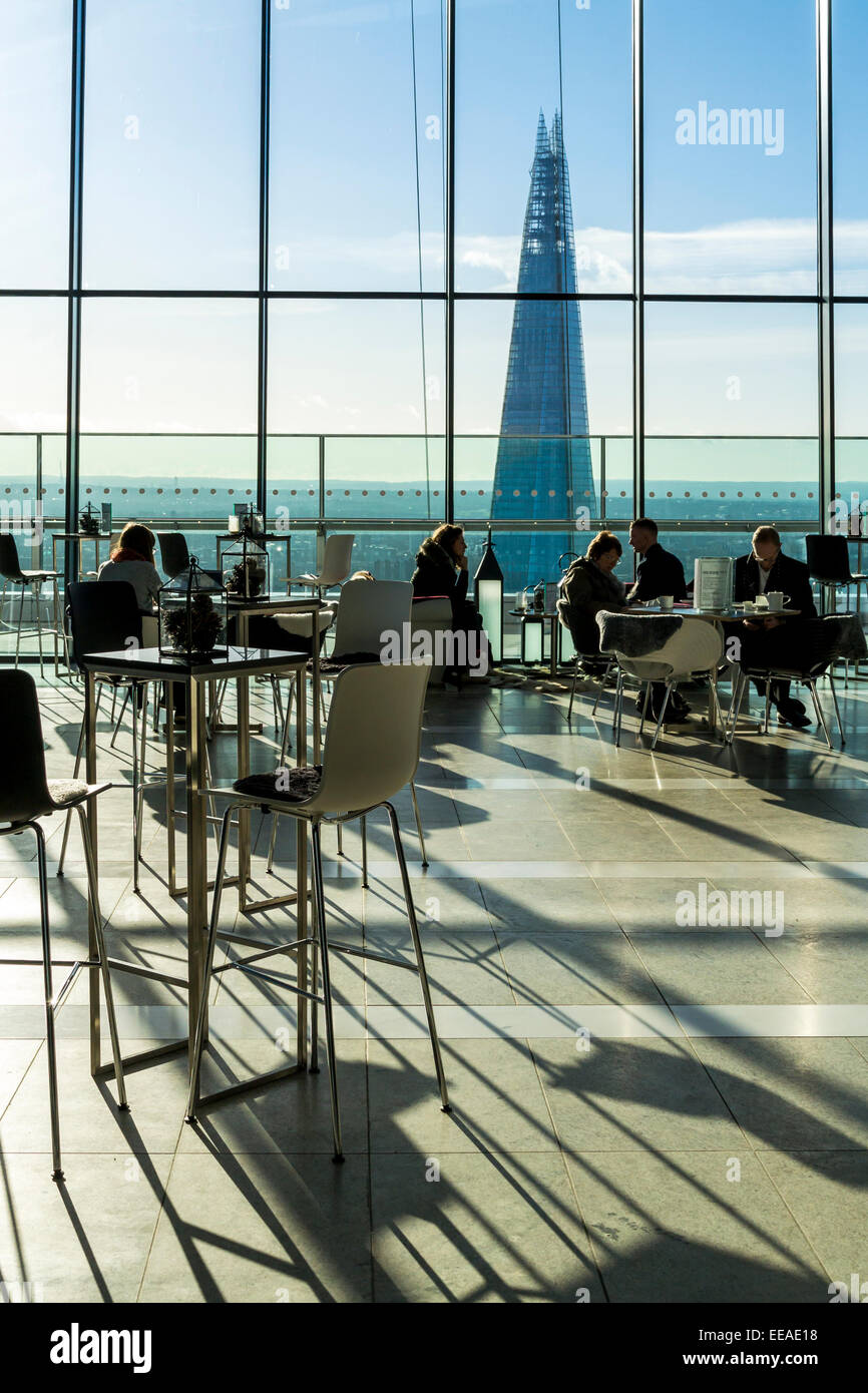 Sky Garden è un giardino pubblico e piattaforma di visualizzazione nella parte superiore del 20 Fenchurch Street, conosciuta anche come la di Walkie-Talkie Foto Stock