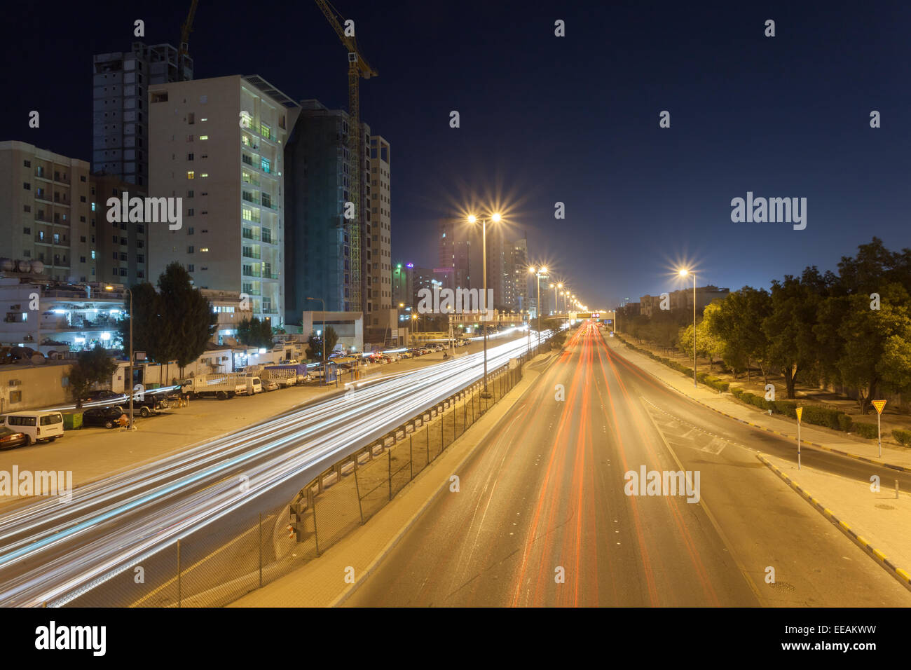 Street nella città di Kuwait di notte. Arabia, Medio Oriente Foto Stock