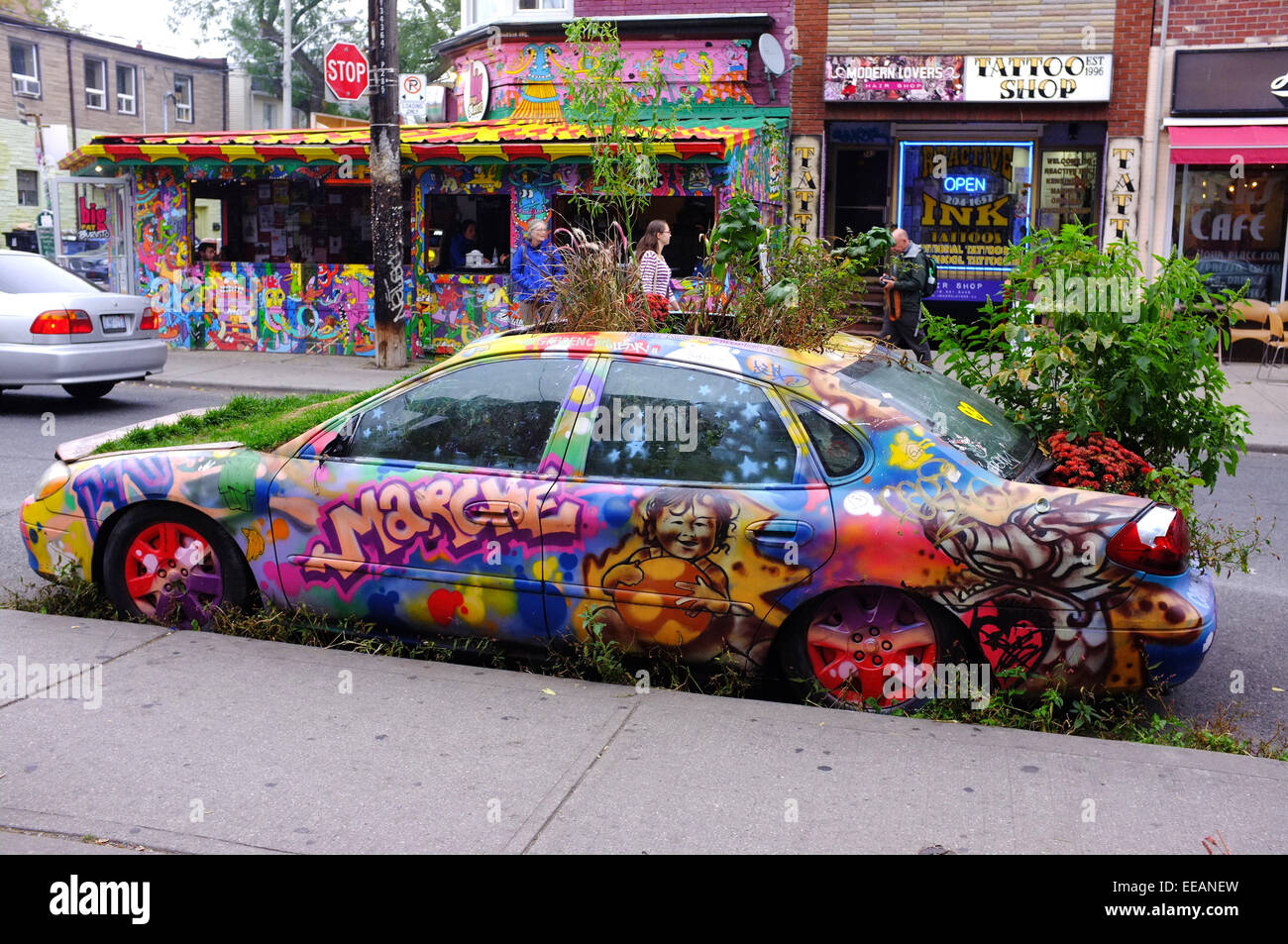 A fortemente graffitied auto in Toronto. Foto Stock
