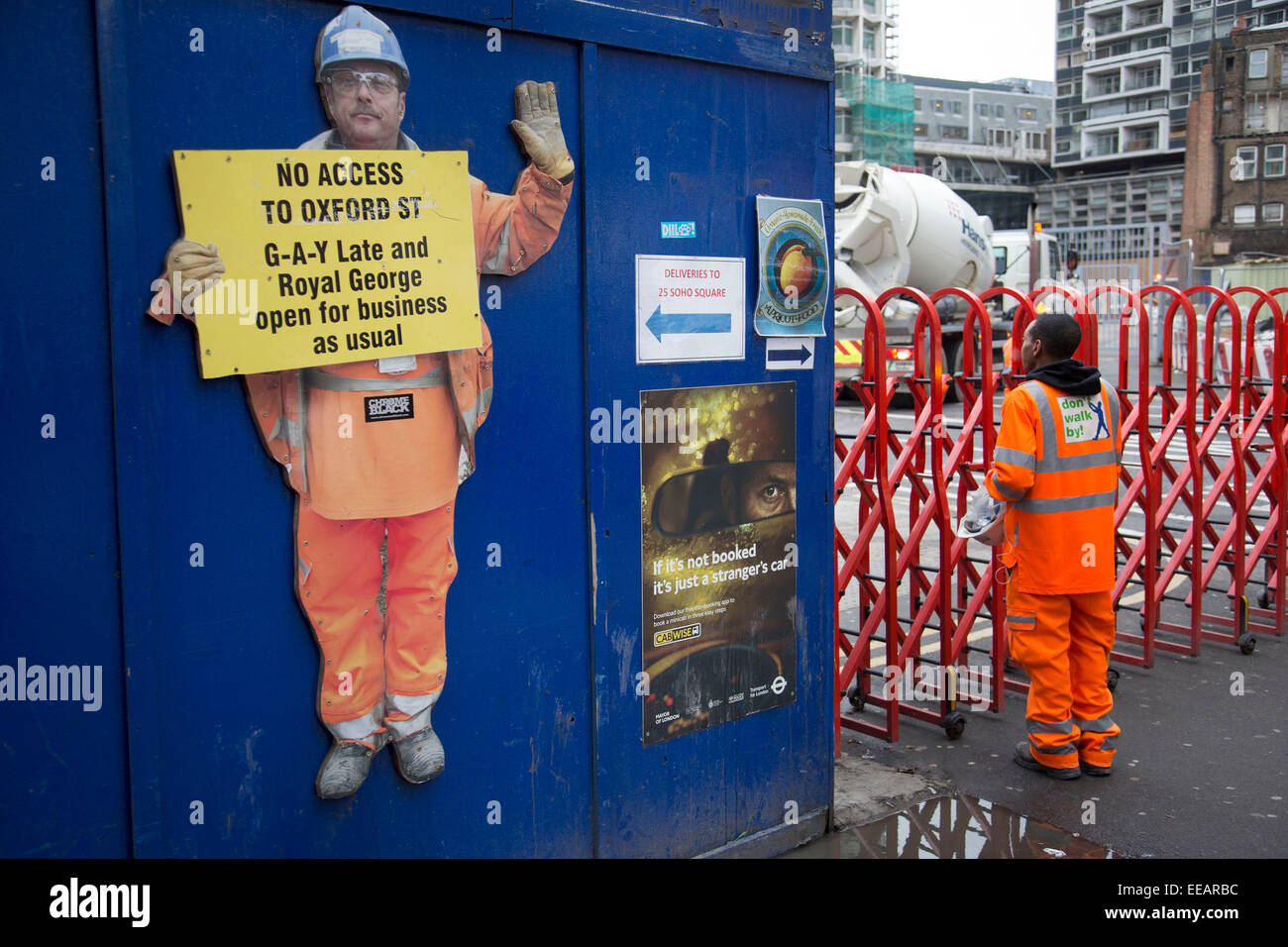 Intaglio operaio a Crossrail sito di sviluppo a Tottenham Court Road, tenendo in mano un cartello che diceva che le imprese sono aperti per il business come di consueto. Tra cui il nightclub gay. Londra, Regno Unito. Foto Stock