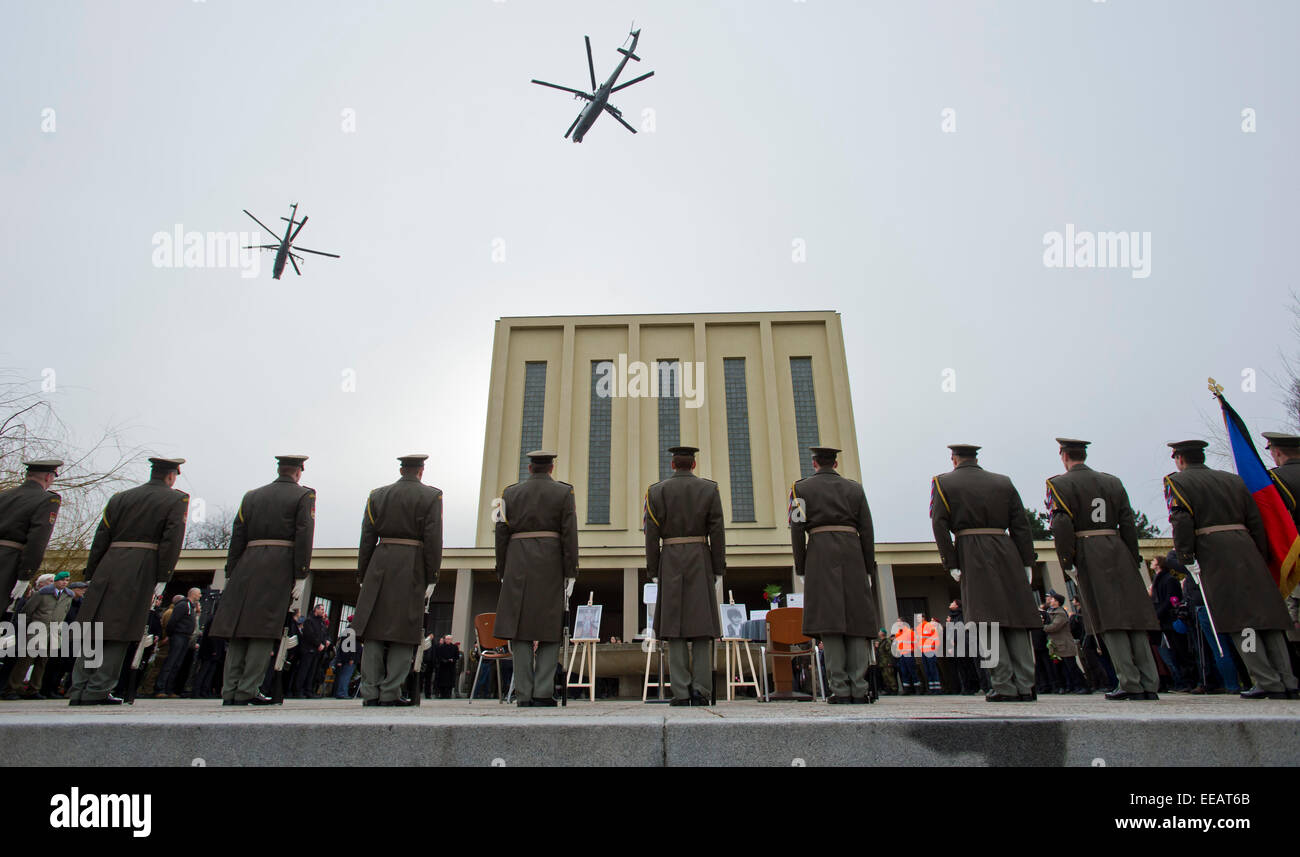 Stato e rappresentanti militari hanno assistito ai funerali di Jiri Schams, ceco veterano di guerra in Afghanistan e iniziatore di un fondo a sostegno dei veterani feriti, chi è stato sepolto con gli onori militari oggi, Giovedì, 15 gennaio 2015. Prima della cerimonia, due Jas-39 Gripen fighters e due Mi-24 elicotteri da combattimento attraversato il cielo sopra il crematorio in Prague-Strasnice. Schams, soprannominato 'Regi', che è stato gravemente ferito in Afghanistan nel 2008, morì di cancro la scorsa settimana di età compresa tra 42 anni. Insieme con la sua famiglia, soldati, compresi i suoi camerati in armi, così come il Ministro della Difesa di Martin Stropnic Foto Stock