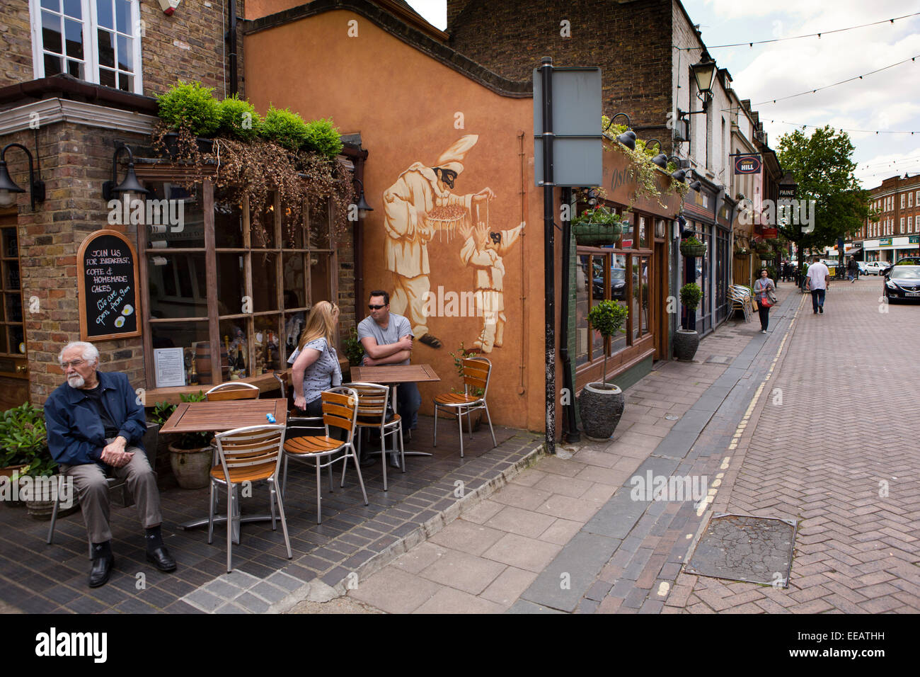 UK, Londra, Twickenham, Church Street, i clienti sat al-fresco fuori cafe Foto Stock