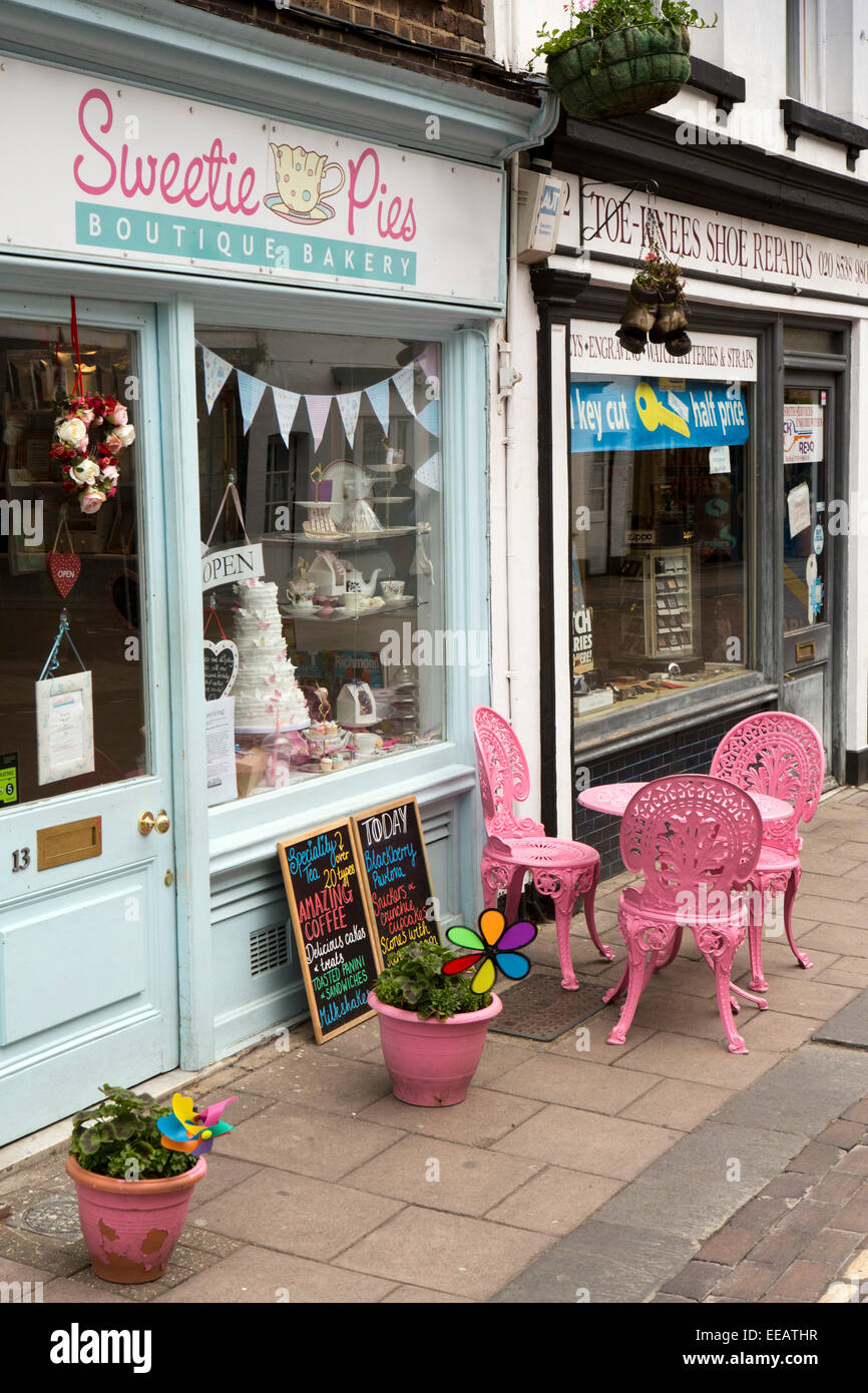 UK, Londra, Twickenham, Church Street, dipinto di rosa sedie esterno, Sweetie Pie's fornai Foto Stock