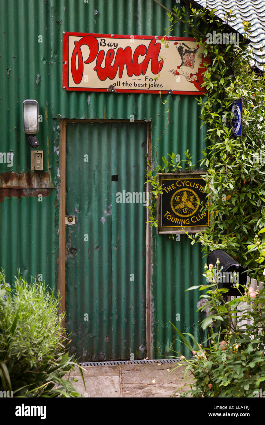 UK, Londra, Twickenham, Eel Pie Island, porta della proprietà eccentrico con segni al di fuori Foto Stock