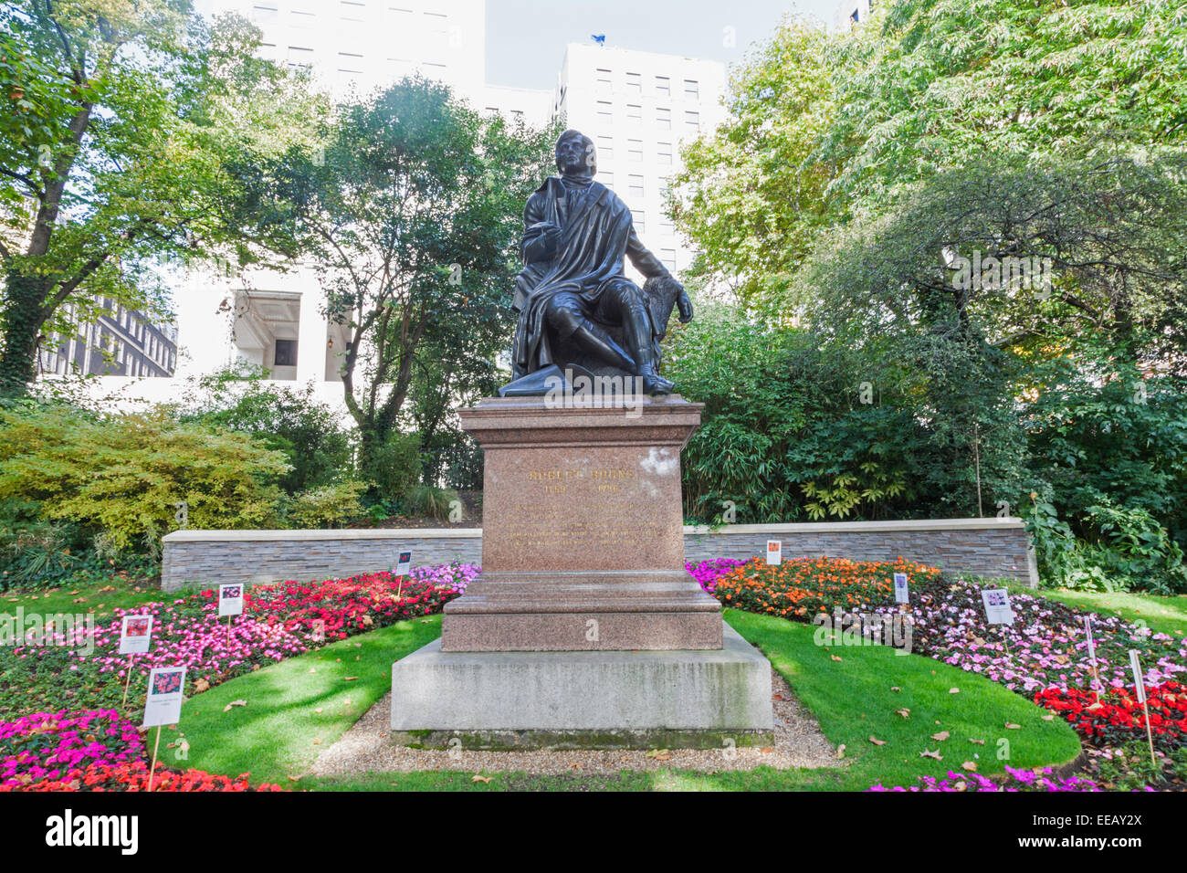 Inghilterra, Londra, Whitehall, Victoria Embankment Gardens, Statua di Robert "Robbie' ustioni Foto Stock