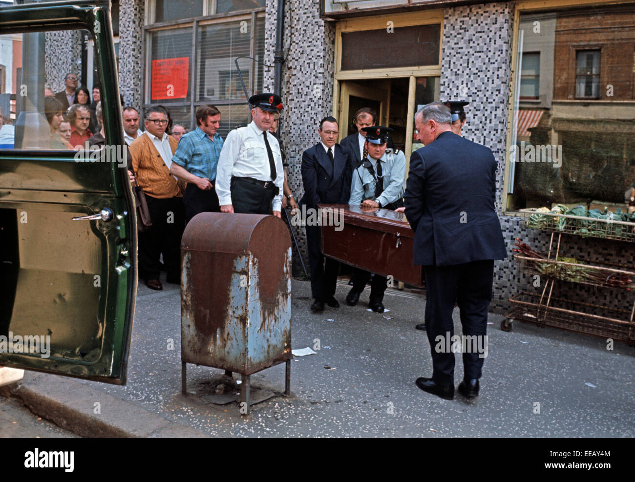 BELFAST, IRLANDA DEL NORD - maggio 1974. Imprenditori il corpo di raccolta dell'uomo ucciso da parte dell'IRA in un area di lealisti durante i guai, Irlanda del Nord. Foto Stock