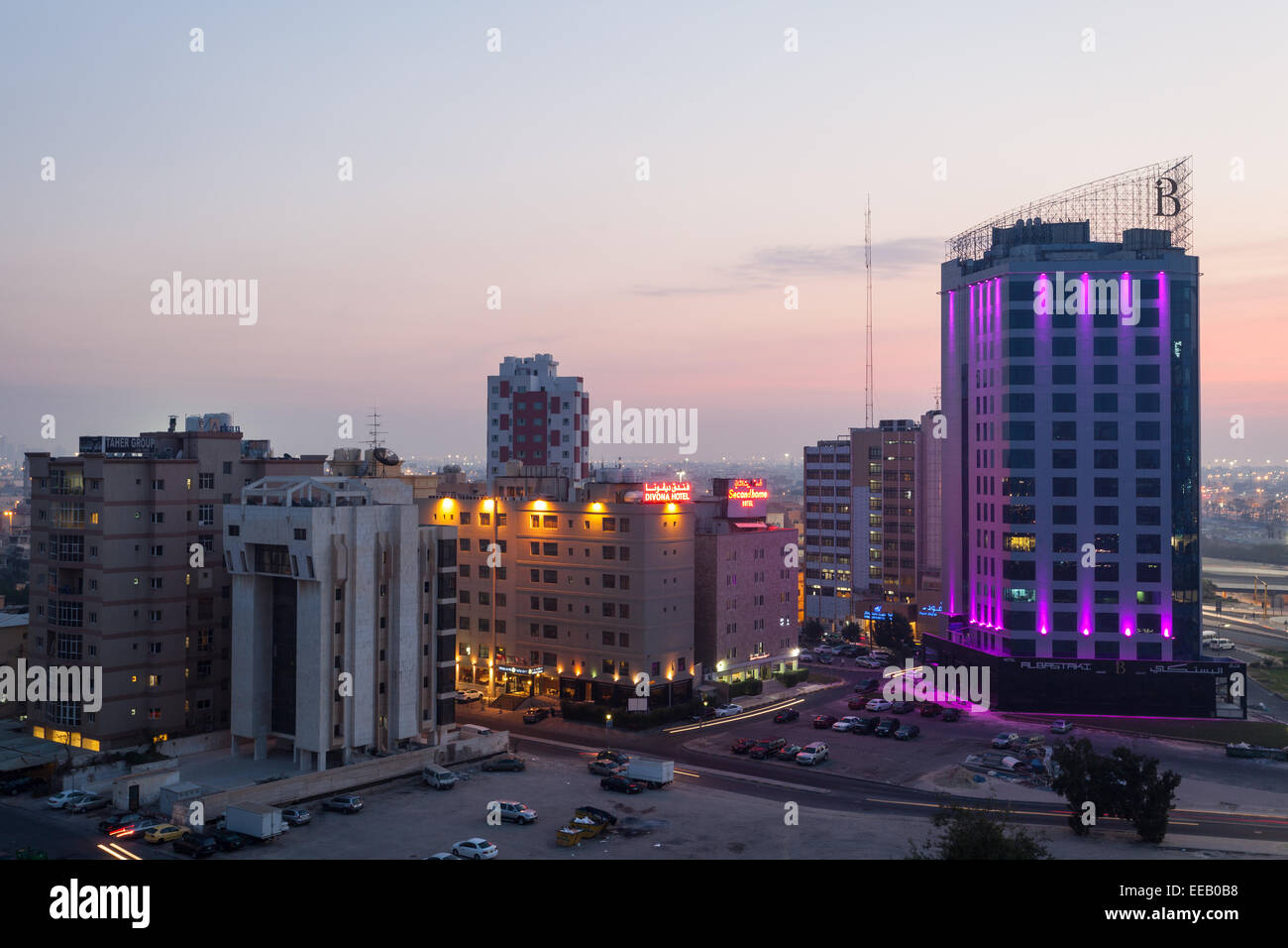 Hotel edifici in Kuwait City di notte Foto Stock