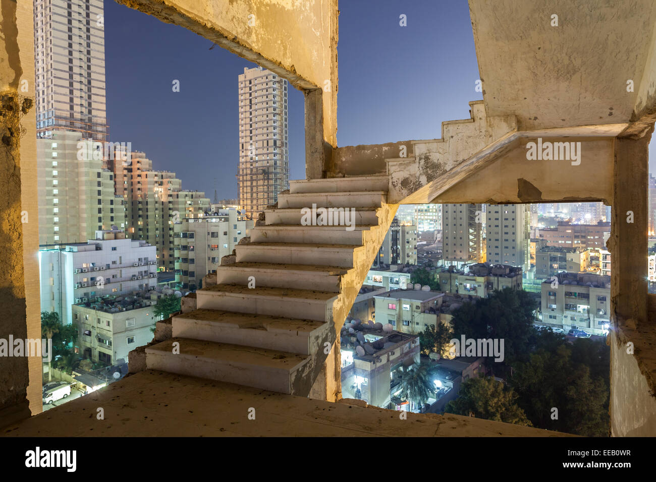 La scala di un vecchio edificio fatiscente in Kuwait City Foto Stock