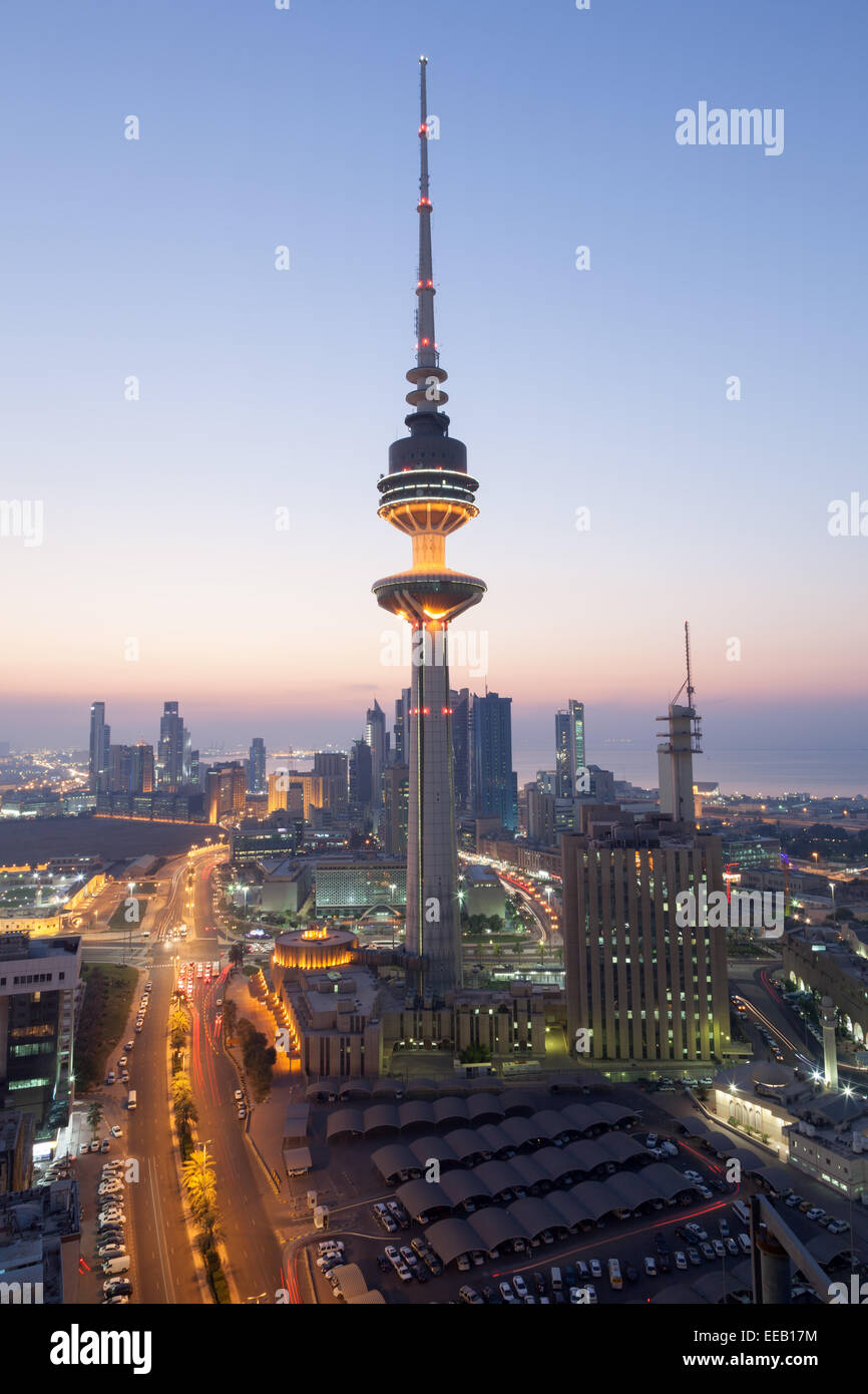 La torre di liberazione in Kuwait City di notte Foto Stock