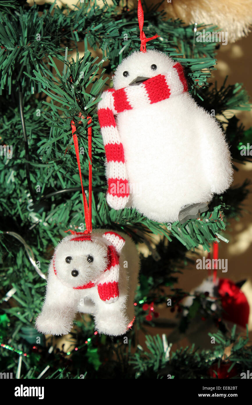 Simpatico orso polare e Penguin decorazioni natalizie Foto Stock