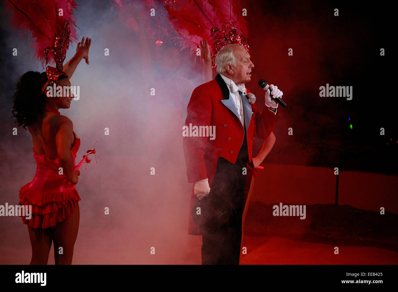 Mostra Zippo il circus ring master e dancing girl Foto Stock