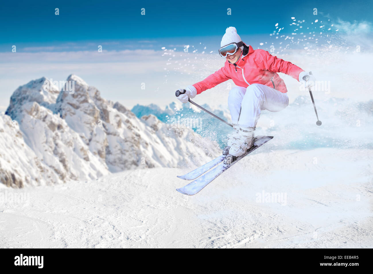 Una femmina di sciatori sulle piste nelle Alpi, l'Europa. Foto Stock