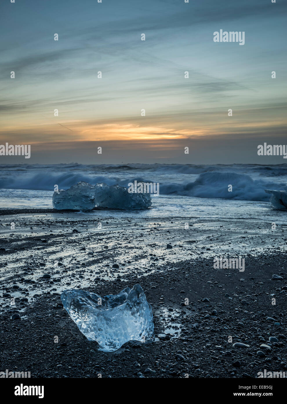 Iceberg il nero sabbie della spiaggia Breidamerkurfjara, Breidamerkurjokull ghiacciaio Vatnajokull calotta di ghiaccio, Islanda Foto Stock