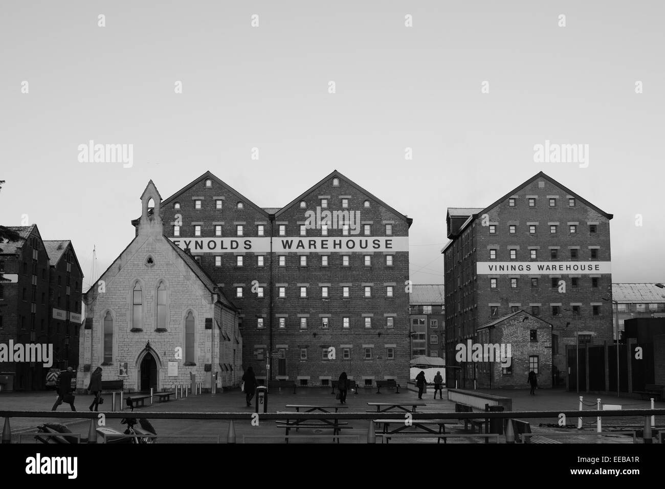Mariners monocromatica Chiesa & dock magazzini. Foto Stock