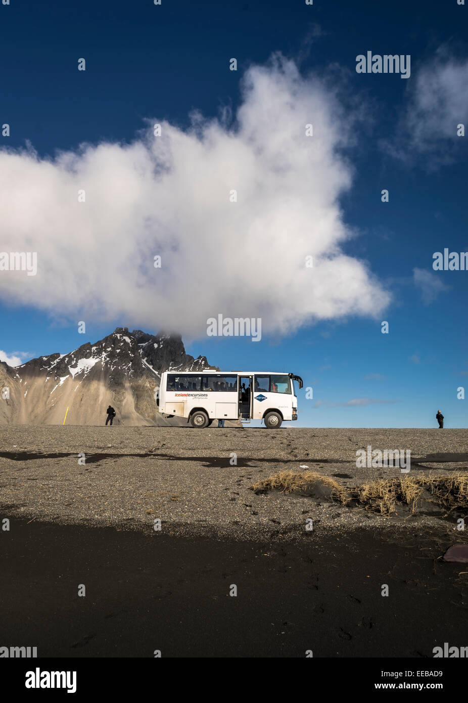 Tour bus arresto da Mt. Eystrahorn, Hornafjordur, Islanda Orientale. Foto Stock