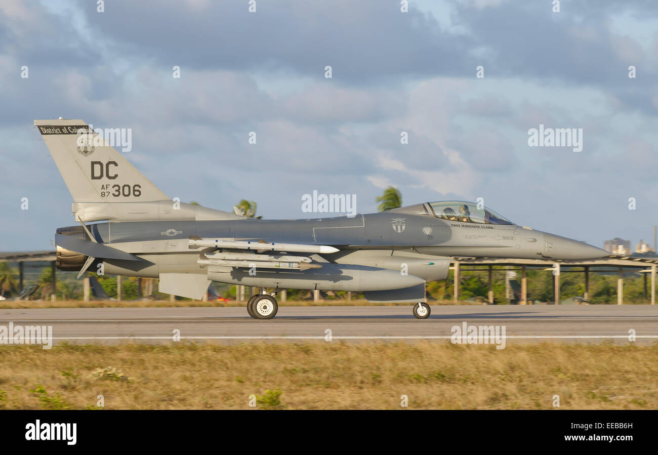 Stati Uniti Air Force F-16 Fighting Falcon a Natal Air Force Base in Brasile. Foto Stock