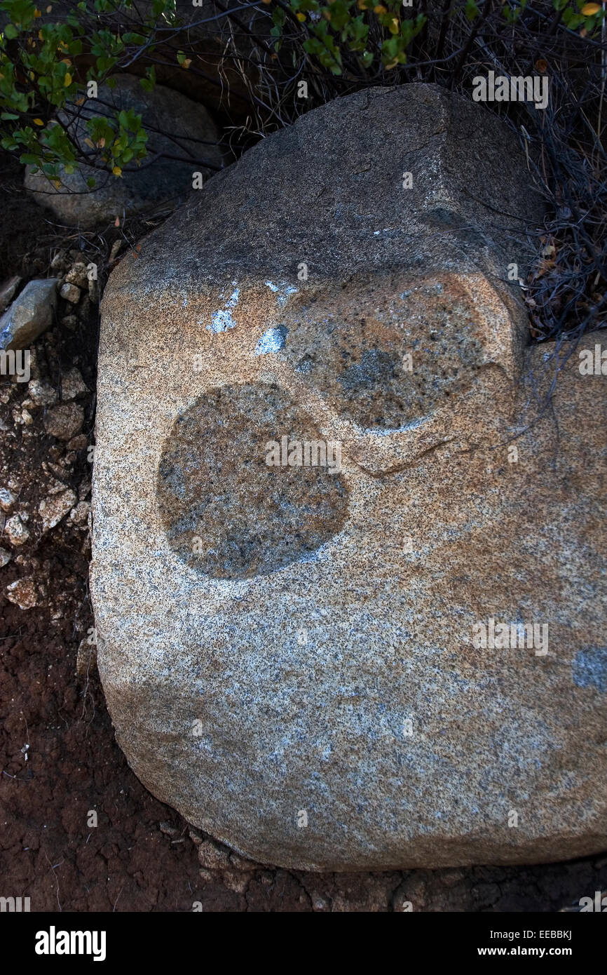 Vista ravvicinata delle palle di "pietra" Pyroxene o delle "palle da tennis" Pyroxenite che si trovano nella miniera di platino nel complesso Igneous di Bushveld in Sud Africa Foto Stock