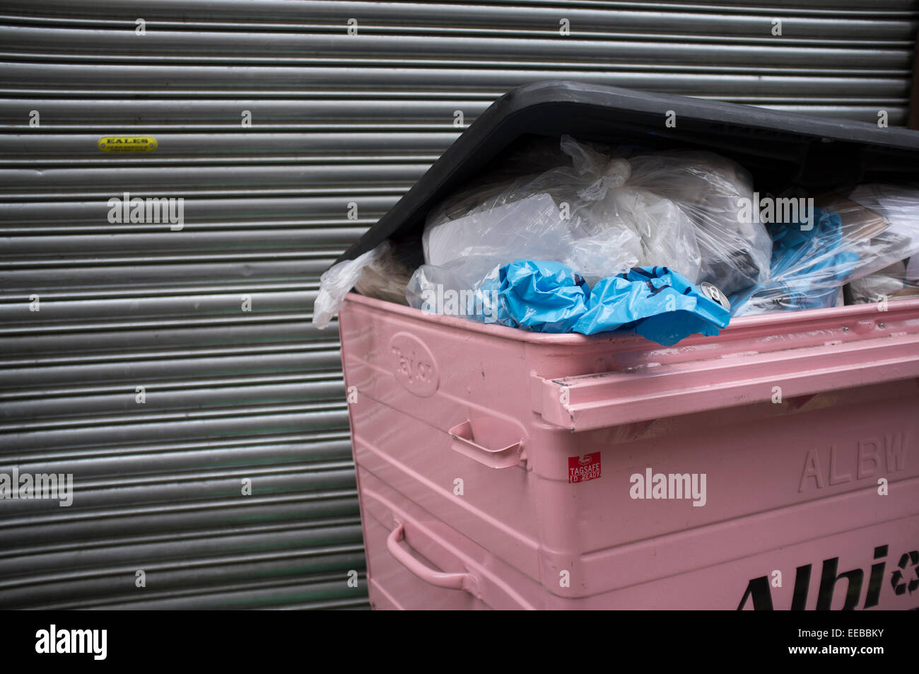 Rosa impennata Cassonetti trovata in un vicolo appena fuori Oxford Street nel West End di Londra Foto Stock