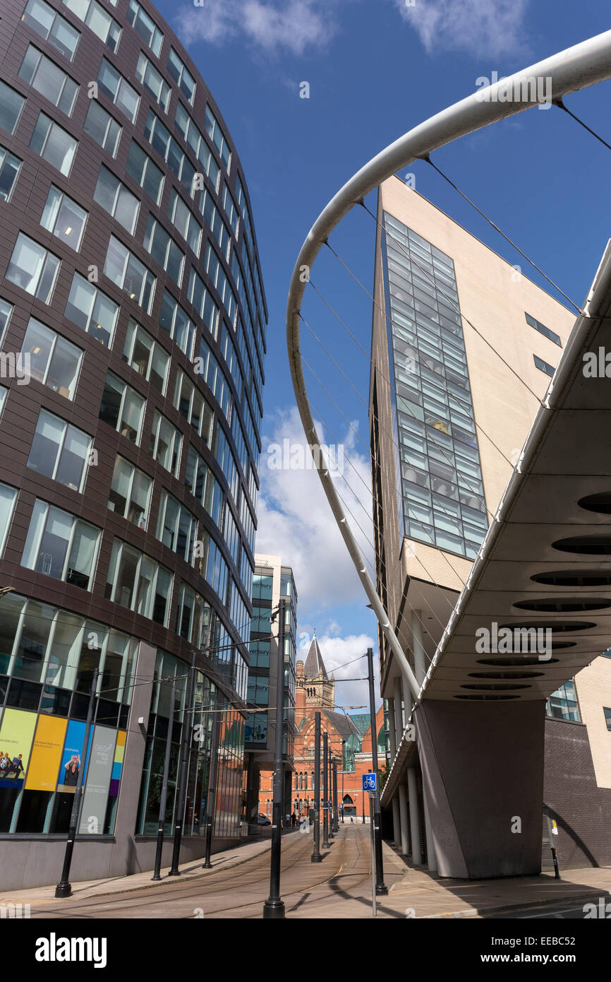 Inghilterra, Manchester, bridge e architettura moderna vicino a Piccadilly Rail Station Foto Stock