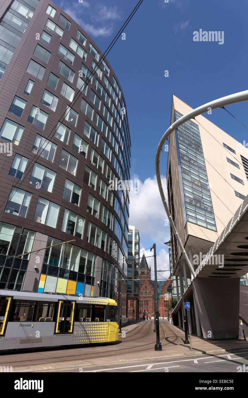 Inghilterra, Manchester, bridge e architettura moderna vicino a Piccadilly Rail Station Foto Stock