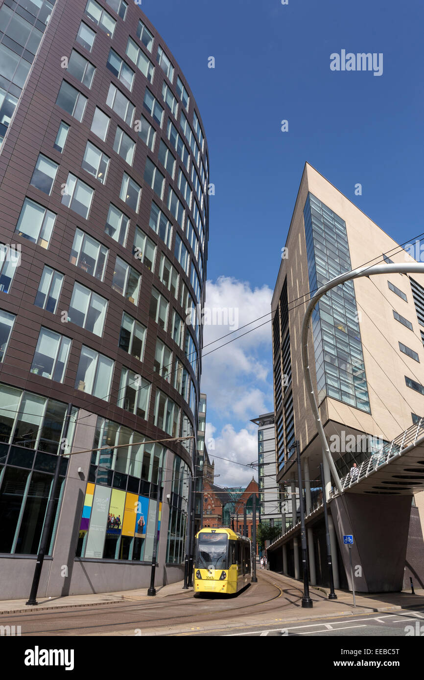 Inghilterra, Manchester, bridge e architettura moderna vicino a Piccadilly Rail Station Foto Stock