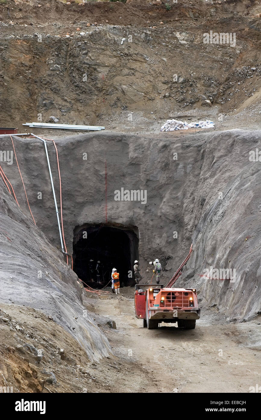 Dumper per trasporto merci o veicolo con guida a sinistra in uscita dalla nuova miniera di platino durante la costruzione di un'area sicura intorno al portale di ingresso dell'albero a rampa in Sud Africa Foto Stock