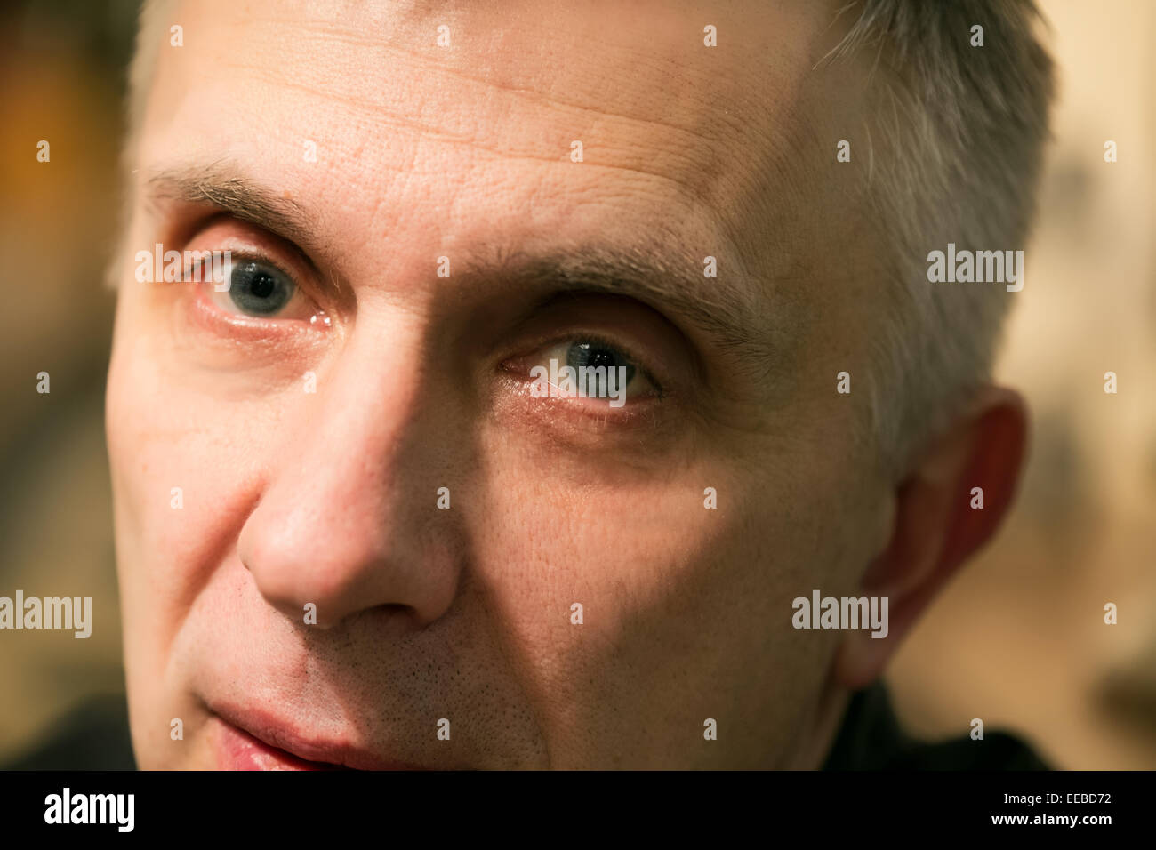 Uomo con lo sguardo distante Foto Stock