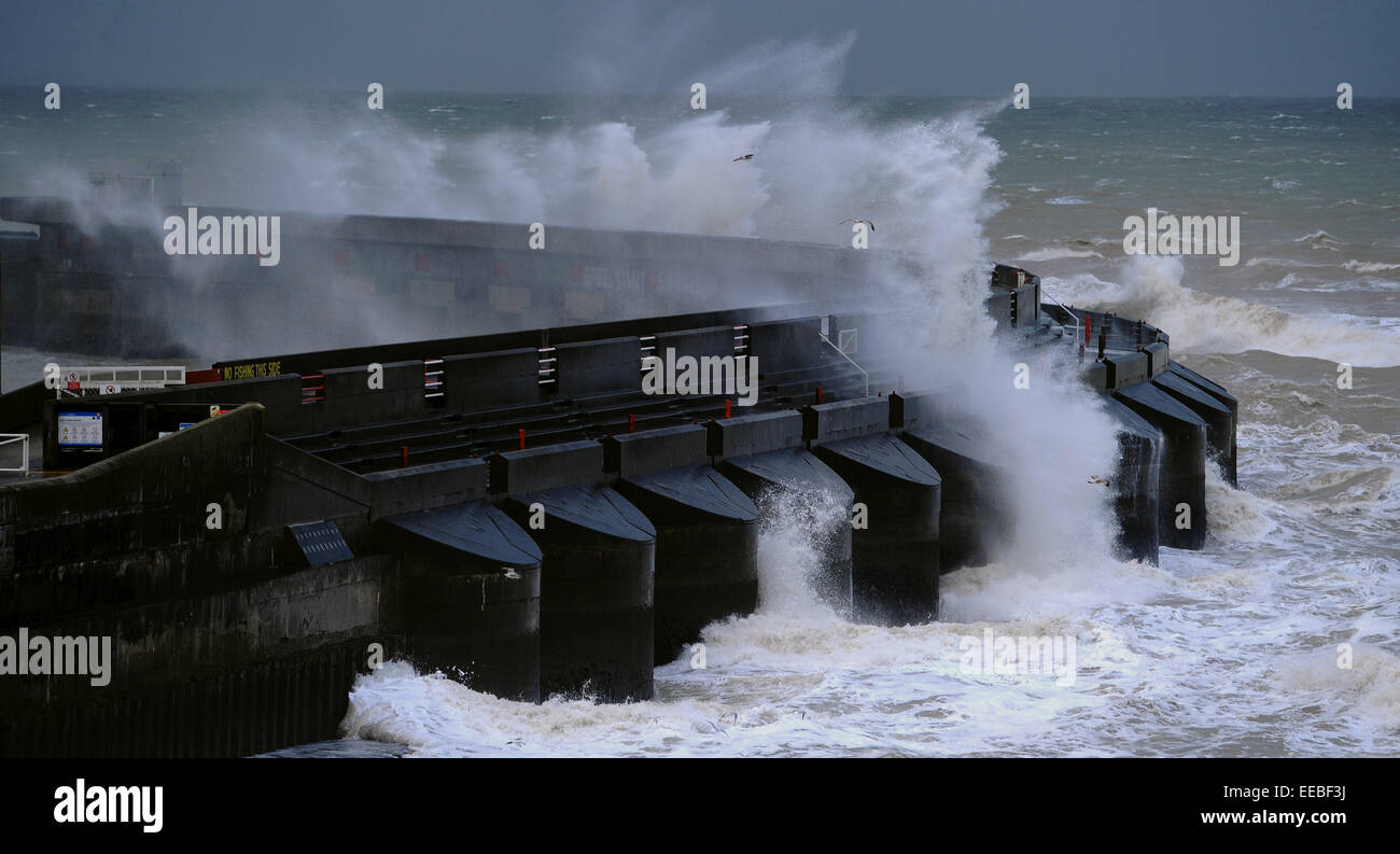 Brighton, Regno Unito. Il 15 gennaio, 2015. Regno Unito: Meteo onde enormi crash su Brighton Marina oggi come tempesta Rachel spazza la Gran Bretagna Foto Stock