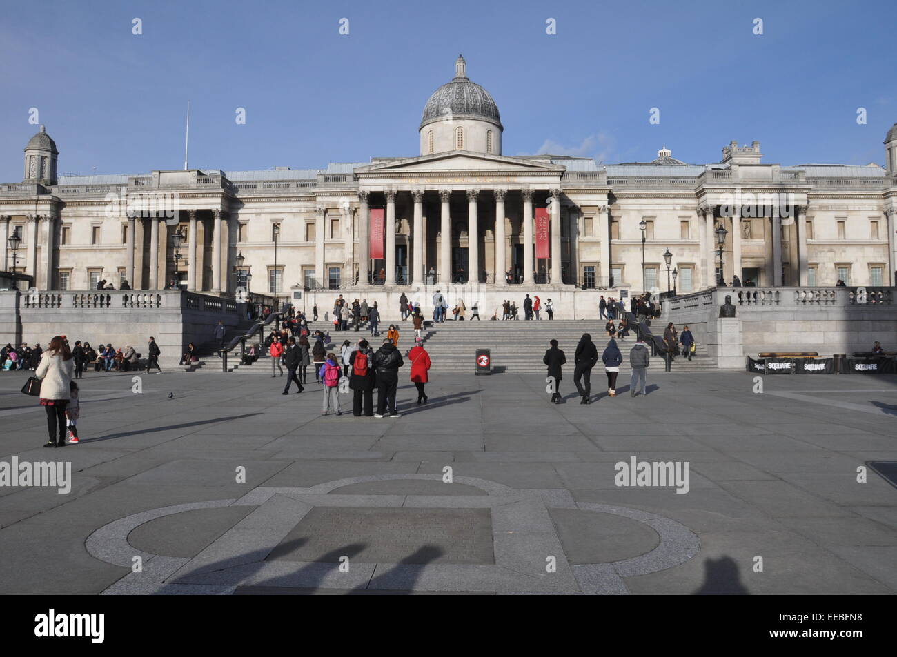 Vista della National Gallery di Londra con Trafalgar Square in primo piano Foto Stock