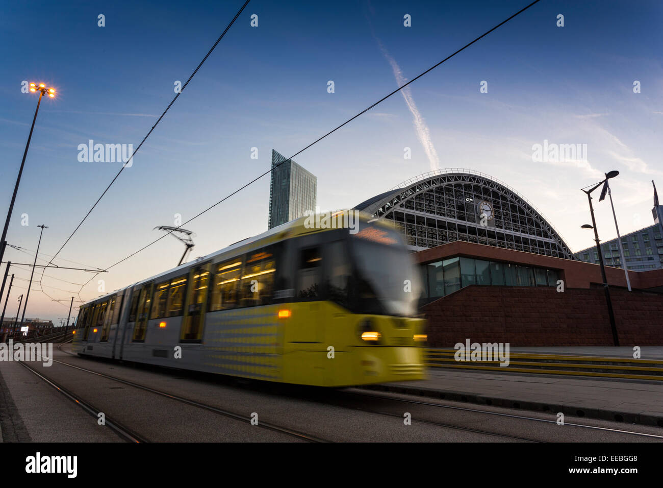 Inghilterra, manchester, tram Metrolink di Manchester e il centro convegni al crepuscolo Foto Stock