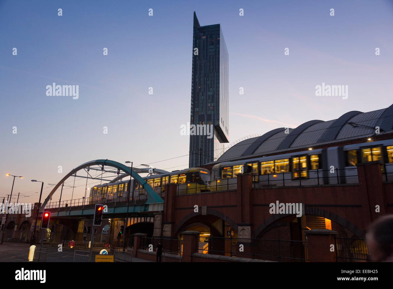 Inghilterra, Manchester, tram Metrolink di Manchester Convention Center e Beetham Tower al crepuscolo Foto Stock