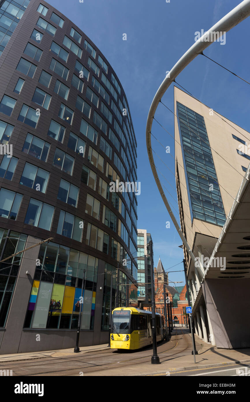 Inghilterra, Manchester, bridge e architettura moderna vicino a Piccadilly Rail Station Foto Stock